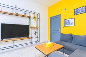 Μια τηλεόραση ή/και κέντρο ψυχαγωγίας στο Ideal - Cozy Studio & Balcony in Mar Mikhael