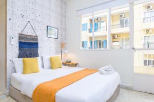 Ένα ή περισσότερα κρεβάτια σε δωμάτιο στο Ideal - Cozy Studio & Balcony in Mar Mikhael