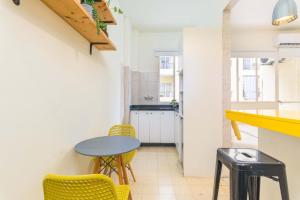 Η κουζίνα ή μικρή κουζίνα στο Ideal - Cozy Studio & Balcony in Mar Mikhael