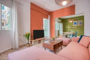 Μια τηλεόραση ή/και κέντρο ψυχαγωγίας στο Dalida 2-BR Apt & Balcony in Mar Mikhael