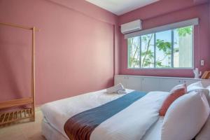 Ένα ή περισσότερα κρεβάτια σε δωμάτιο στο Dalida 2-BR Apt & Balcony in Mar Mikhael