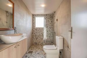 Ένα μπάνιο στο Dalida 2-BR Apt & Balcony in Mar Mikhael +11 φωτογραφίες