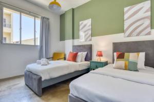 Ένα ή περισσότερα κρεβάτια σε δωμάτιο στο The Arch 2-BR Apt & Balcony in Mar Mkhayel