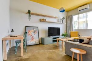 Μια τηλεόραση ή/και κέντρο ψυχαγωγίας στο The Arch 2-BR Apt & Balcony in Mar Mkhayel