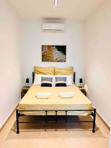 una camera da letto con un letto grande in una stanza di Sunny house by the sea a Taʼ Xbiex Altre 18 foto