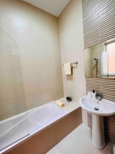 un bagno con vasca e lavandino di Sunny house by the sea a Taʼ Xbiex