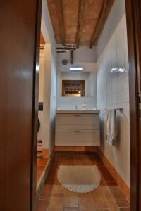 een badkamer met een wastafel en een spiegel bij CASTELLO - Home Sweet Home Tuscany in Colle di Val d'Elsa