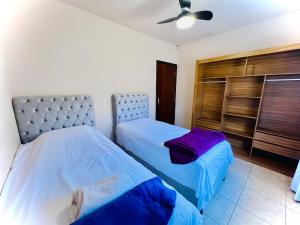 Postel nebo postele na pokoji v ubytování Casa Vintage 5 Quartos, Gramado frente e fundos , Roupas de cama completo , 4 Garagens, 9 camas