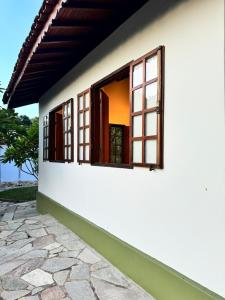 a white house with windows on the side of it at Atelier-homeoffice in Pirenópolis