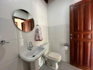 a bathroom with a toilet and a sink and a mirror at Atelier-homeoffice in Pirenópolis