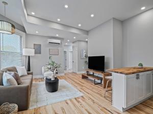 TV a/nebo společenská místnost v ubytování The Modern Boho Brick Loft