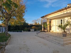 El edificio en el que está la casa de huéspedes