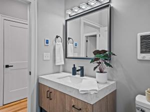 Koupelna v ubytování The Modern Boho Brick Loft + 70 fotografií