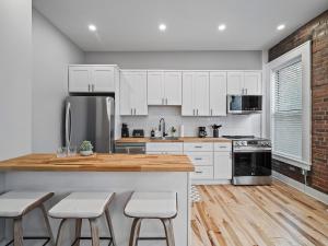 Kuchyň nebo kuchyňský kout v ubytování The Modern Boho Brick Loft