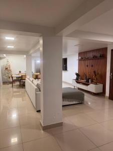 ein Wohnzimmer mit Sofa und Tisch in der Unterkunft Cobertura pé na areia com piscina exclusiva única in João Pessoa