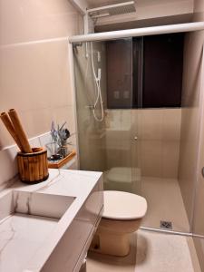 ein Badezimmer mit Toilette und Dusche in der Unterkunft Cobertura pé na areia com piscina exclusiva única in João Pessoa + 19 Fotos