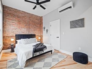 Postel nebo postele na pokoji v ubytování The Modern Boho Brick Loft