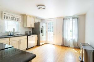 cocina con nevera y suelo de madera. en Spacious 4 bedroom home with large yard, en Wayland 41 fotos más