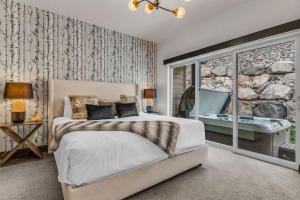 Postel nebo postele na pokoji v ubytování Black Rock Ridge Private Hot Tub & Views