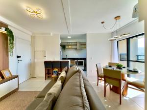 Istumisnurk majutusasutuses Apto Penha a 300M PRAIA 8 min do BETO CARREIRO com PISICNA, sacada com CHURRASQUEIRA privativa, AR CONDICIONADO Wi Fi, PORTARIA 24h,vaga privativa de GARAGEM