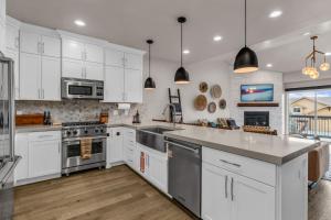 Kuchyň nebo kuchyňský kout v ubytování Black Rock Ridge Private Hot Tub & Views