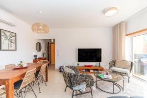 Μια τηλεόραση ή/και κέντρο ψυχαγωγίας στο Apartment Lorraine - Duplex, With Pool & Sun Deck