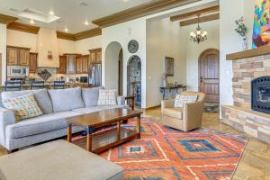 Las Cruces Home with Mountain Views and Private Pool! في لاس كروسيس: غرفة معيشة مع أريكة ومدفأة