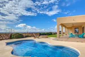 Las Cruces Home with Mountain Views and Private Pool! في لاس كروسيس: مسبح في ساحة مع بيت