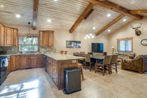 Η κουζίνα ή μικρή κουζίνα στο Outdoor Adventure Hub about 20 Miles to Yellowstone!