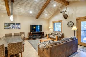 Μια τηλεόραση ή/και κέντρο ψυχαγωγίας στο Outdoor Adventure Hub about 20 Miles to Yellowstone!