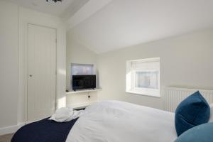 a white bedroom with a bed and a window at Perfect 3 Bedroom Banbury Accommodation for Contractors! in Banbury