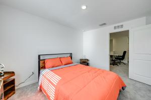 Ένα ή περισσότερα κρεβάτια σε δωμάτιο στο Newly Built Townhome 8 Mi to Manatee Viewing Ctr!