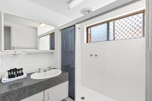 un bagno con lavandino e finestra di Relaxed Beachside Escape on the Ground Floor Sandcastles 201 a Coffs Harbour