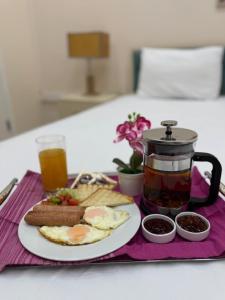 バクーにあるAlara Hotel INNの朝食トレイ(食べ物、ドリンク付)