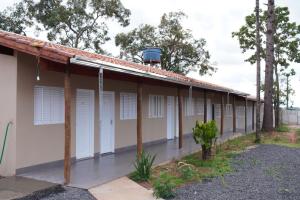 阿拉沙Dona Beja Inn的白色的建筑,有红色的屋顶