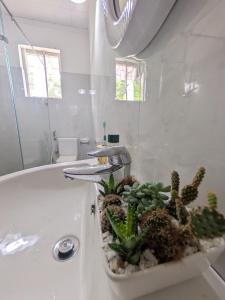 Koupelna v ubytování Airport Gateway Residence + 58 fotografií