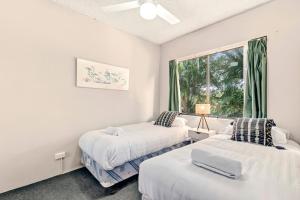 コフスハーバーにあるSeaside Escape Sandcastles 213の窓のある部屋にベッドが2つある