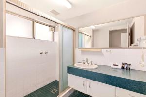 コフスハーバーにあるSeaside Escape Sandcastles 213の洗面台と鏡のあるバスルーム