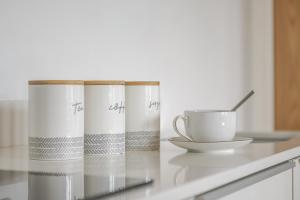 Příslušenství pro přípravu čaje a kávy v ubytování Chelmsford Town Centre, Modern 1 Bed Apartment