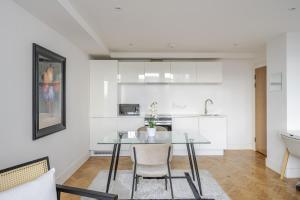 a kitchen and dining room with a table and chairs at Chelmsford Town Centre, Modern 1 Bed Apartment in Chelmsford