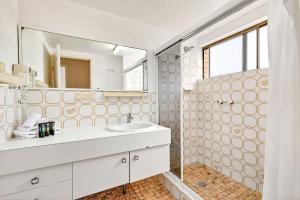 un bagno con lavandino e specchio di Beachside Retreat with Resort Pool & Spa Access Sandcastles 224 a Coffs Harbour