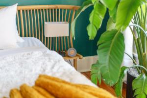 a bed with a plate of bread and a plant at Downtown Columbus & Short North 2BR Home - Sleeps up to 10 Guests - By Convention Center & Nationwide Arena - Free Parking - Over 5,800 Five Star Stays - Casita Verde by Jungle House in Columbus +56 photos
