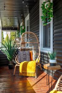 a porch with two wicker chairs and a table at Downtown Columbus & Short North 2BR Home - Sleeps up to 10 Guests - By Convention Center & Nationwide Arena - Free Parking - Over 5,800 Five Star Stays - Casita Verde by Jungle House in Columbus