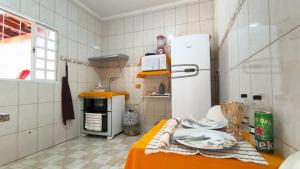 een kleine keuken met een tafel en een koelkast bij Doce Recanto da re in Franca