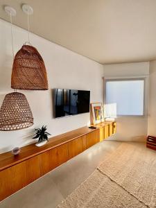 TV a/nebo společenská místnost v ubytování Auguri House 3 bedrooms, large living room with garden