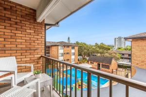 un balcone con vista sulla piscina di Beachside Escape with Resort Facilities Sandcastles 226 a Coffs Harbour