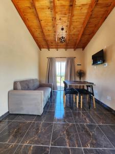 een woonkamer met een bank en een tafel bij Complejo Altavista in La Falda