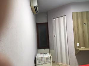 una habitación con un baño con lavabo y espejo en Pousada Encantos de Paripueira, en Paripueira