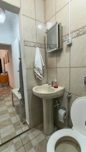 een badkamer met een witte wastafel en een toilet bij Doce Recanto da re in Franca +32 foto's