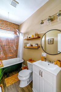 Ένα μπάνιο στο Jungle House Luxury Stays - Columbus Downtown Short North